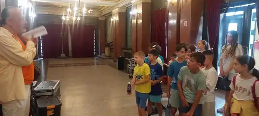 Деца слушат екскурзовод във фоайето на Русенската опера