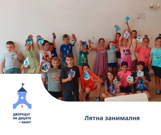 Деца показват изработените си цветни творби пред стената