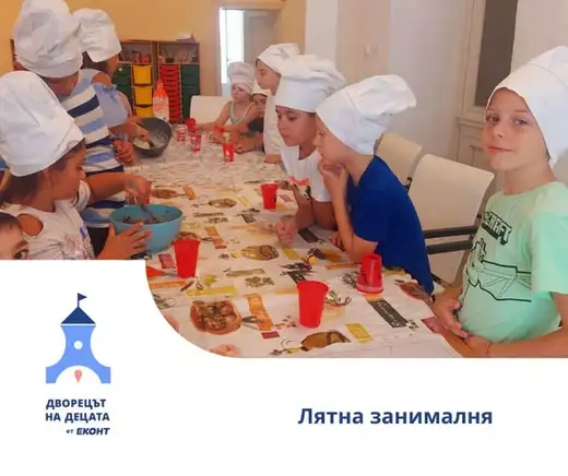 Деца с готварски шапки около маса с продукти за десерта